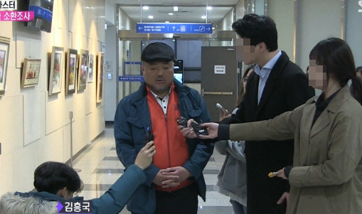 한 매체는 25일 가수 김흥국이 아내를 폭행해 입건됐다는 보도를 했다. 이에 김흥국 측은 다수의 매체에 사소한 말다툼이 있었을 뿐 폭행과 입건은 사실이 아니다라고 해명했다.<SBS '본격연예 한밤' 방송 영상 캡처>